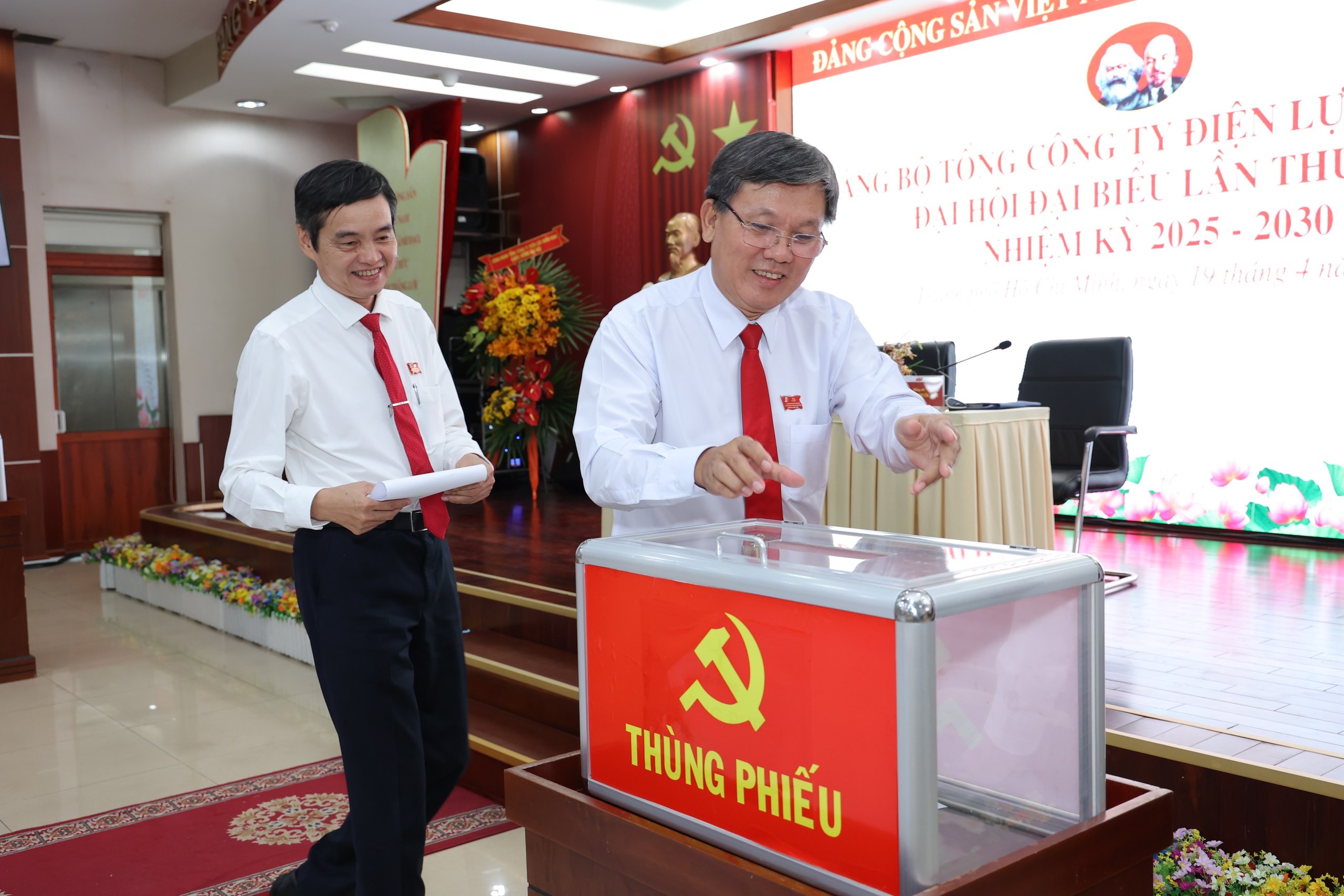&Ocirc;ng L&ecirc; Văn Trang tiếp tục được t&iacute;n nhiệm giữ chức B&iacute; thư Đảng ủy EVNSPC- Ảnh 8.