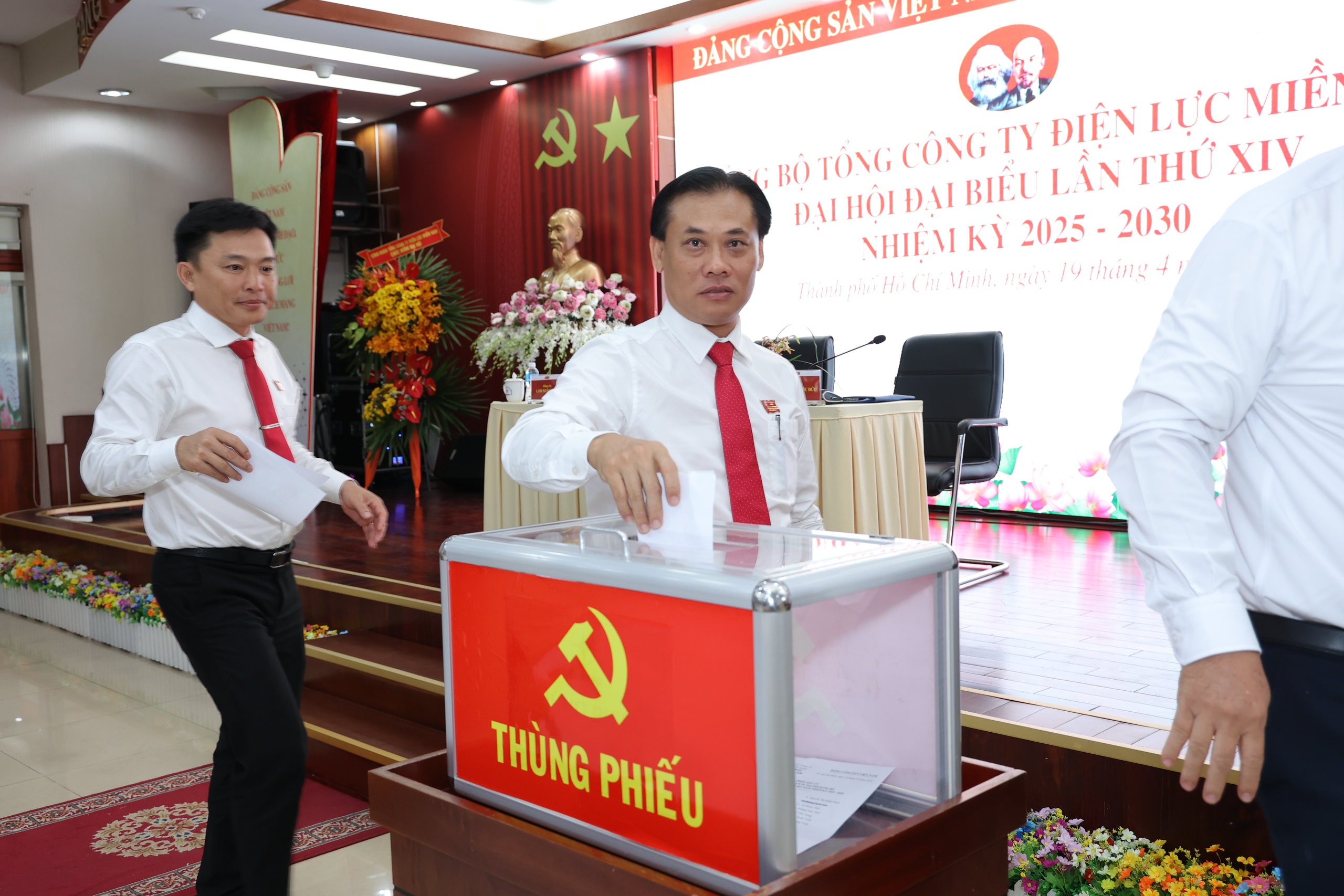 &Ocirc;ng L&ecirc; Văn Trang tiếp tục được t&iacute;n nhiệm giữ chức B&iacute; thư Đảng ủy EVNSPC- Ảnh 9.