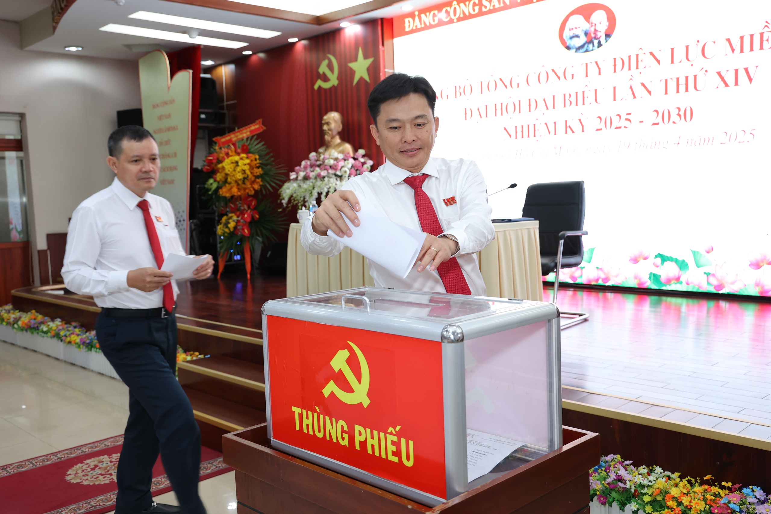 &Ocirc;ng L&ecirc; Văn Trang tiếp tục được t&iacute;n nhiệm giữ chức B&iacute; thư Đảng ủy EVNSPC- Ảnh 10.