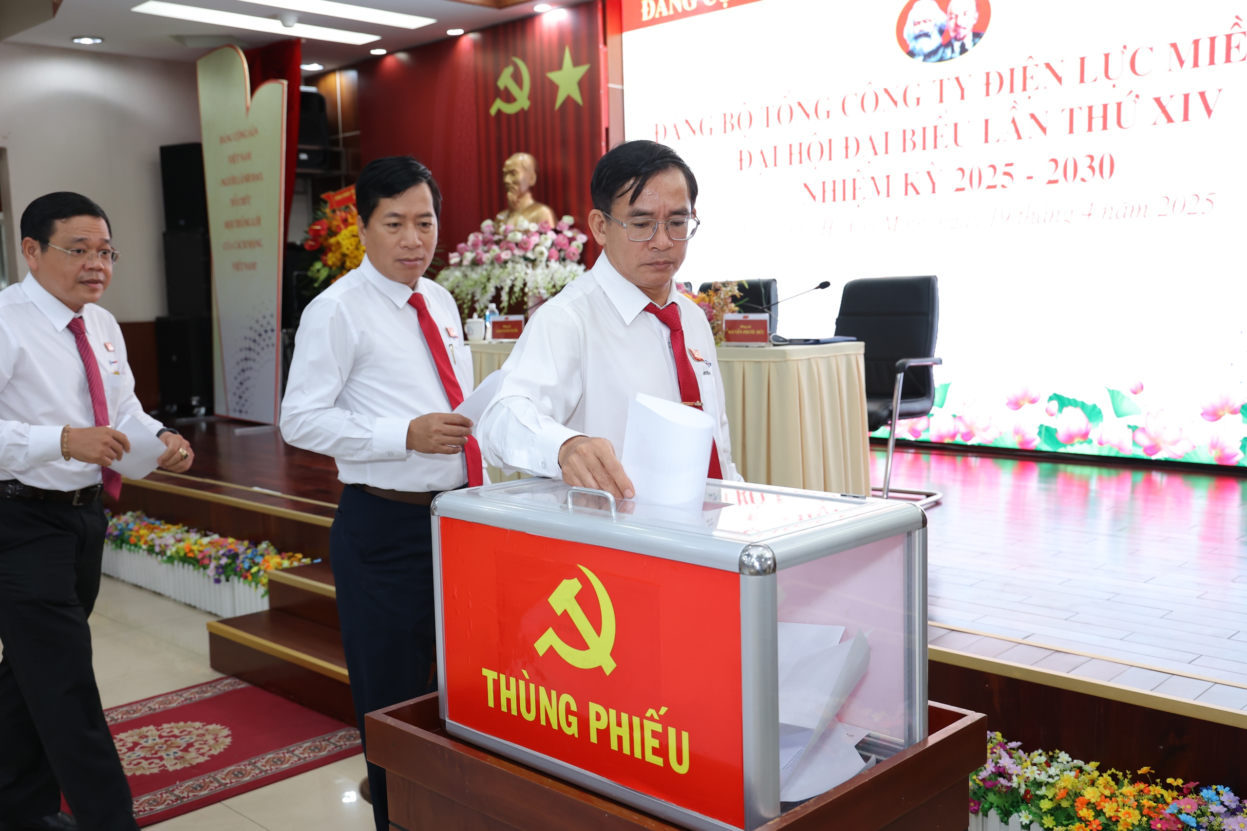 &Ocirc;ng L&ecirc; Văn Trang tiếp tục được t&iacute;n nhiệm giữ chức B&iacute; thư Đảng ủy EVNSPC- Ảnh 11.