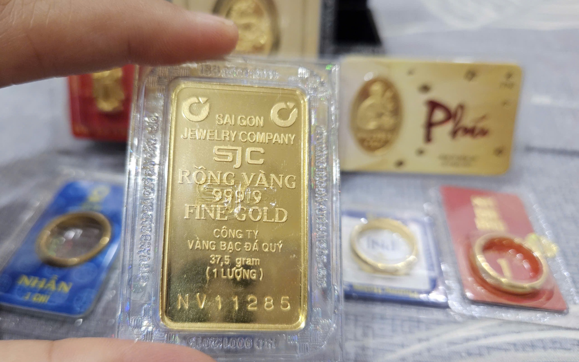 Giá vàng giảm sốc, Công ty PNJ không còn vàng miếng, vàng nhẫn để bán