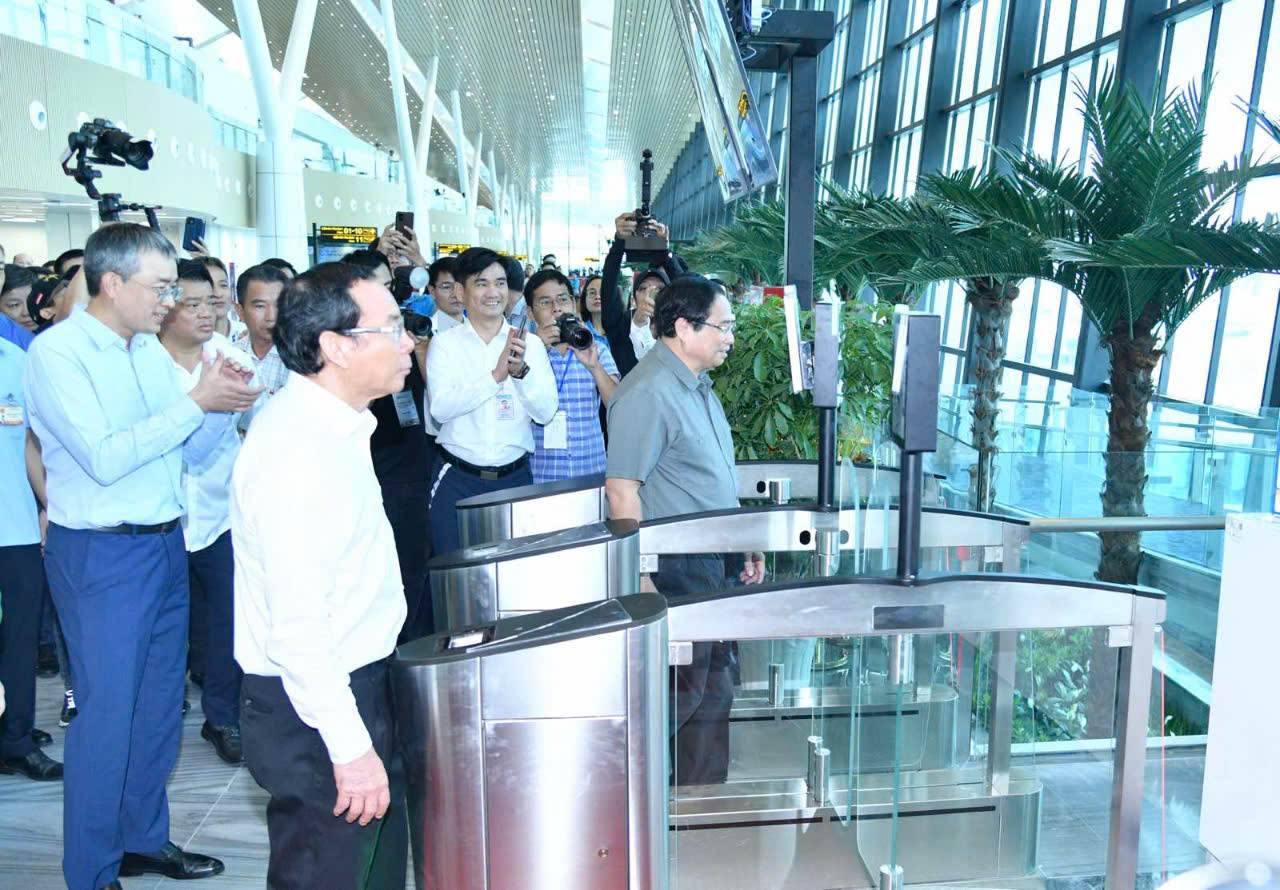 Thủ tướng Chính phủ: Nghiên cứu để khách đi máy bay không cần giấy tờ trên cả nước- Ảnh 2.