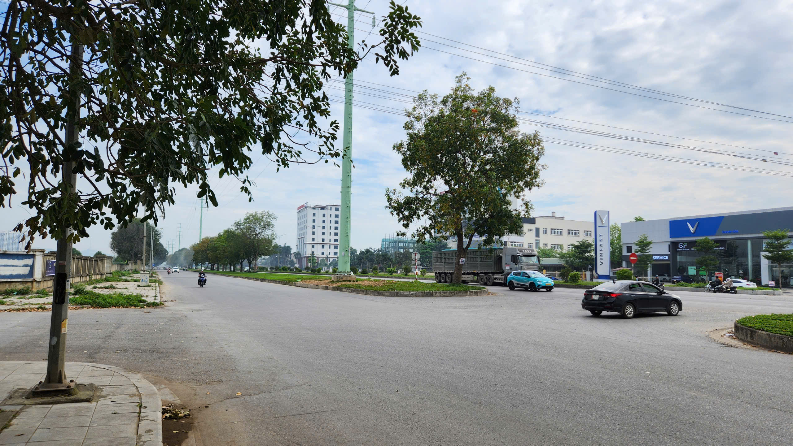 Nghi phạm B&ugrave;i Đ&igrave;nh Kh&aacute;nh bị bắt khi đang đi bộ tr&ecirc;n đường- Ảnh 2.