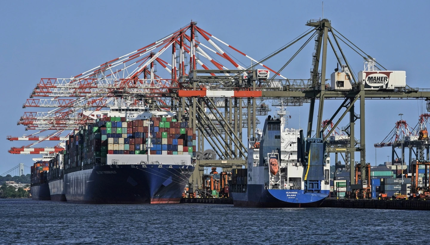 Tàu container tại cảng ở TP Elizabeth, bang New Jersey - Mỹ Ảnh: AP