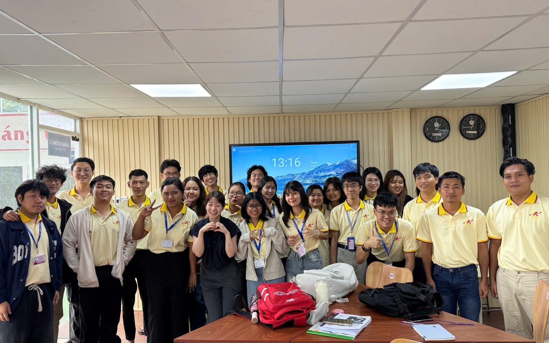 Xúc động lá thư động viên sinh viên Myanmar của thầy hiệu trưởng Việt