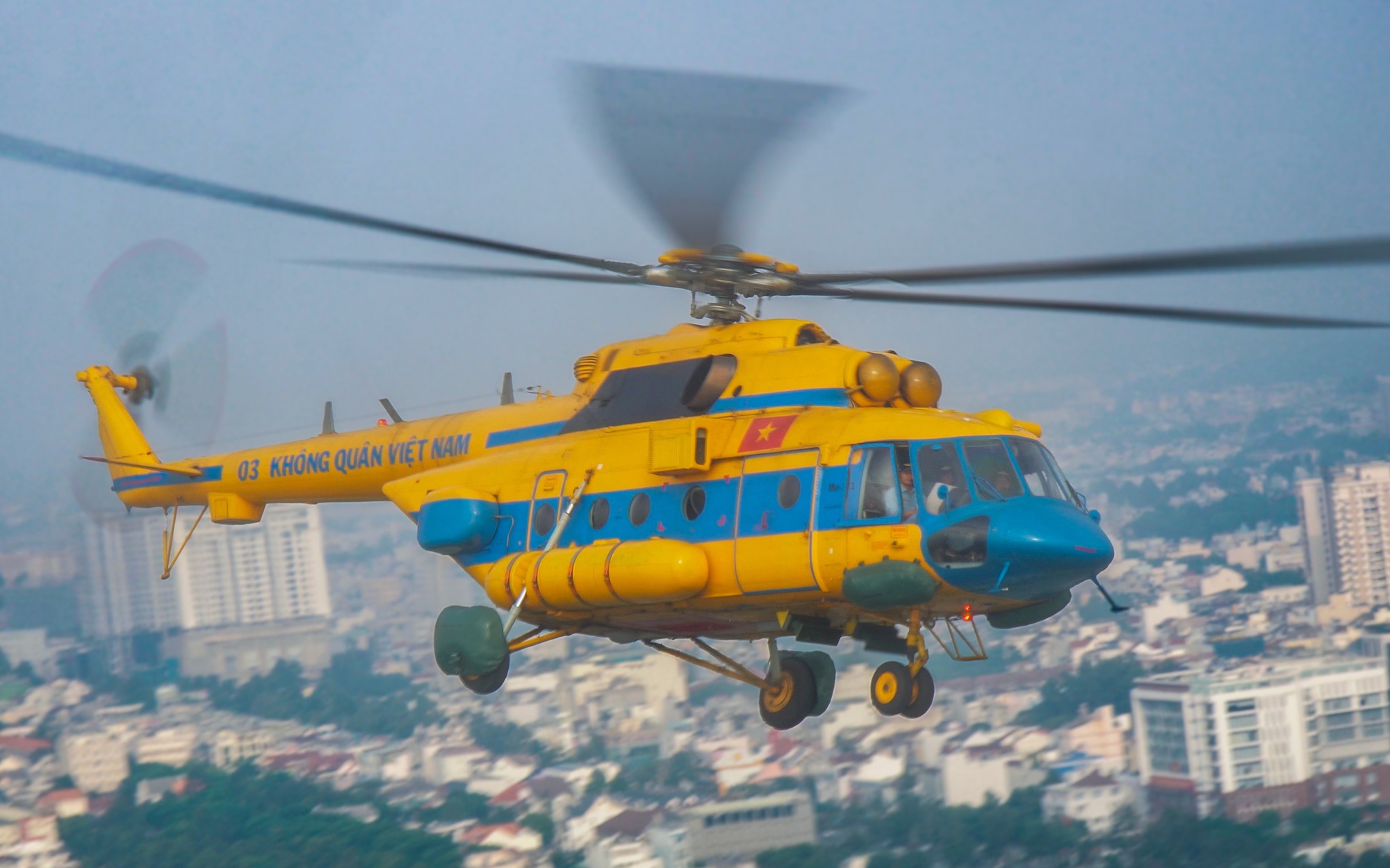 Phía sau những chuyến bay huấn luyện chuẩn bị cho đại lễ 30-4
