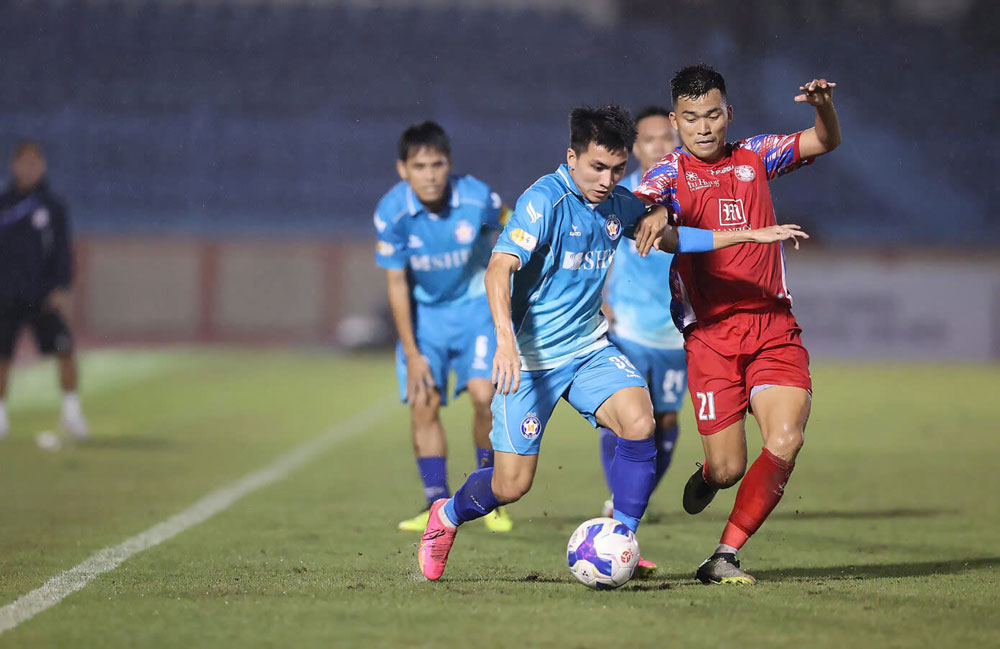 Lực lượng mỏng vì chấn thương, CLB Đà Nẵng (trái) đối diện nguy cơ rớt hạng. Ảnh: VPF