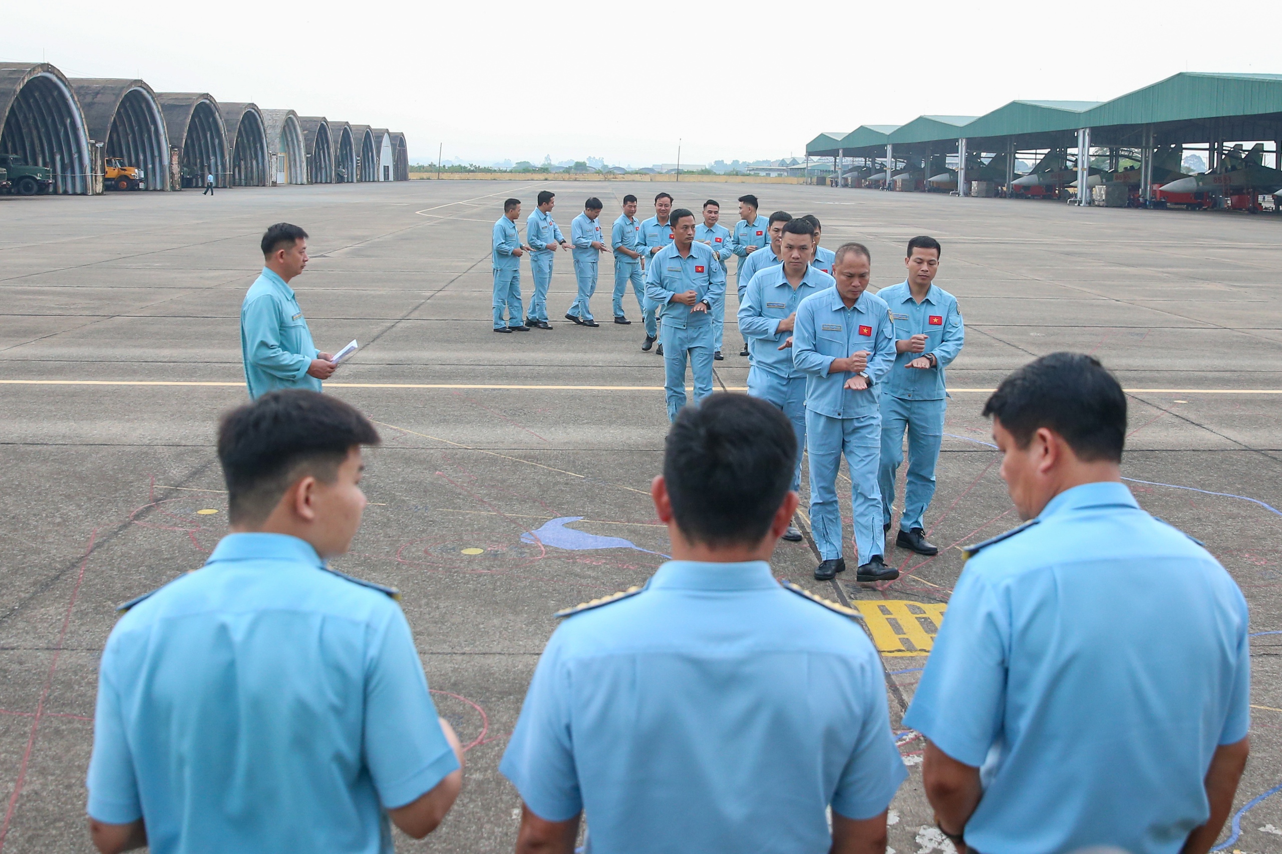 Ph&iacute;a sau những chuyến bay huấn luyện chuẩn bị cho đại lễ 30-4- Ảnh 2.