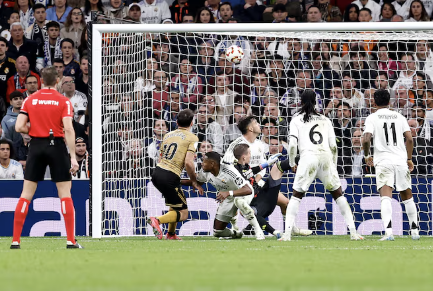 Thắng nghẹt thở b&aacute;n kết C&uacute;p Nh&agrave; vua, Real Madrid tiếp tục mơ "c&uacute; ăn ba"- Ảnh 4.