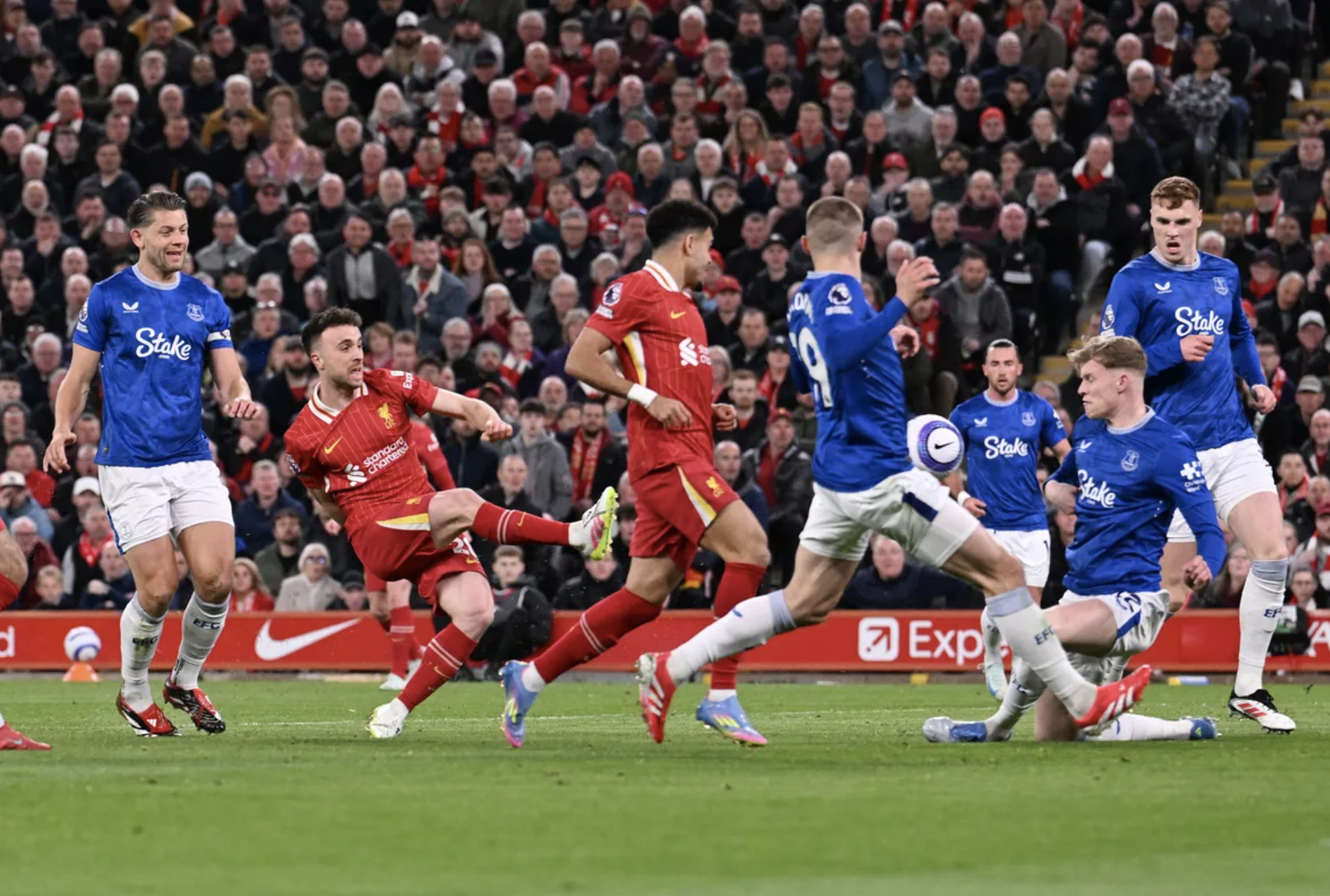 Man City, Liverpool thắng nh&agrave;n, Rashford lập c&ocirc;ng cho Aston Villa- Ảnh 4.
