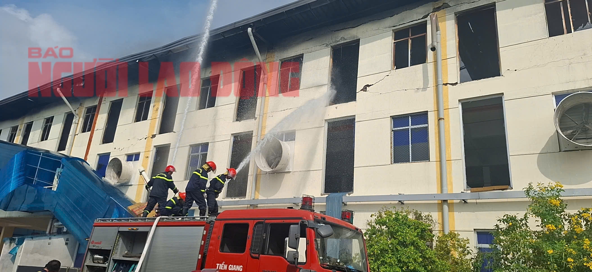 CLIP: C&ocirc;ng an Tiền Giang v&agrave; Long An đang khống chế vụ ch&aacute;y rất lớn tại Khu C&ocirc;ng nghiệp T&acirc;n Hương- Ảnh 6.
