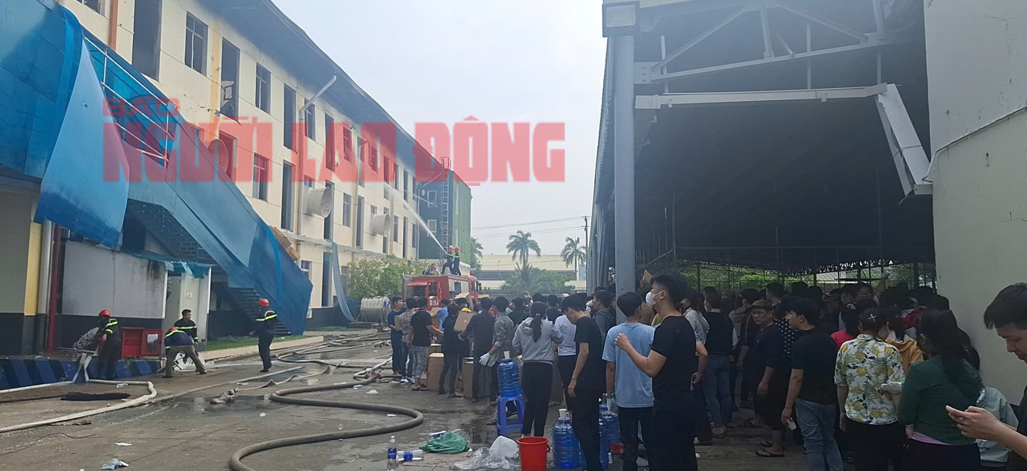 CLIP: C&ocirc;ng an Tiền Giang v&agrave; Long An đang khống chế vụ ch&aacute;y rất lớn tại Khu C&ocirc;ng nghiệp T&acirc;n Hương- Ảnh 4.
