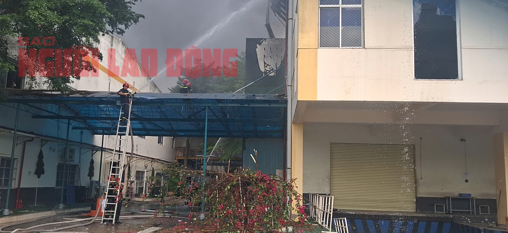 CLIP: C&ocirc;ng an Tiền Giang v&agrave; Long An đang khống chế vụ ch&aacute;y rất lớn tại Khu C&ocirc;ng nghiệp T&acirc;n Hương- Ảnh 3.