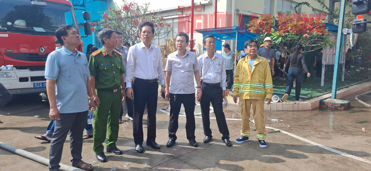 CLIP: C&ocirc;ng an Tiền Giang v&agrave; Long An đang khống chế vụ ch&aacute;y rất lớn tại Khu C&ocirc;ng nghiệp T&acirc;n Hương- Ảnh 2.