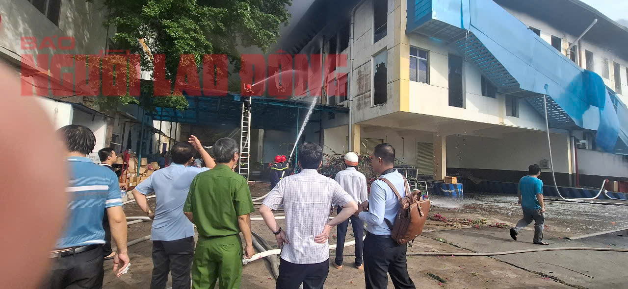 CLIP: C&ocirc;ng an Tiền Giang v&agrave; Long An đang khống chế vụ ch&aacute;y rất lớn tại Khu C&ocirc;ng nghiệp T&acirc;n Hương- Ảnh 1.