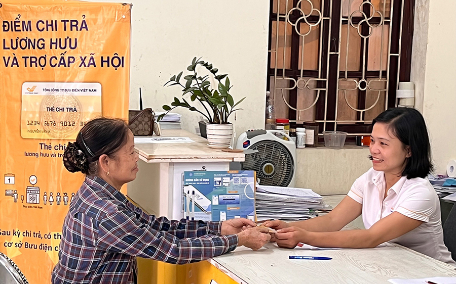 Hơn 3,3 triệu người nhận lương hưu, trợ cấp tháng 4- Ảnh 1.