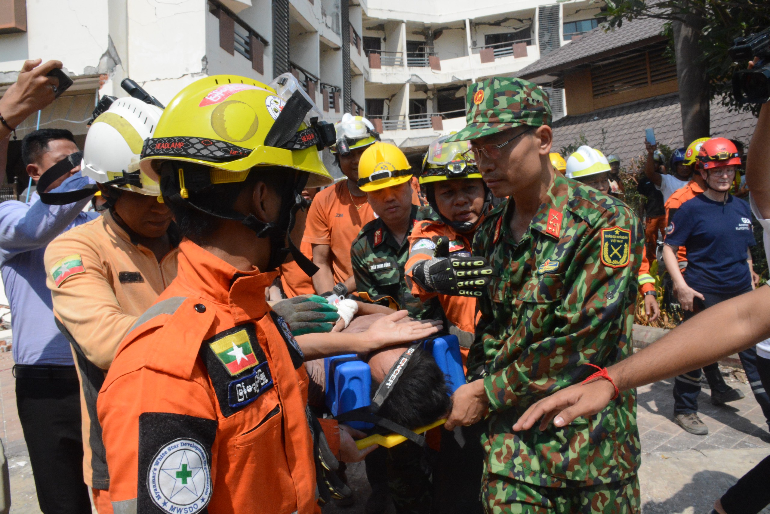 VIDEO: Khoảnh khắc diệu kỳ cứu nạn nhân còn sống sau hơn 5 ngày thảm họa động đất Myanmar- Ảnh 4.