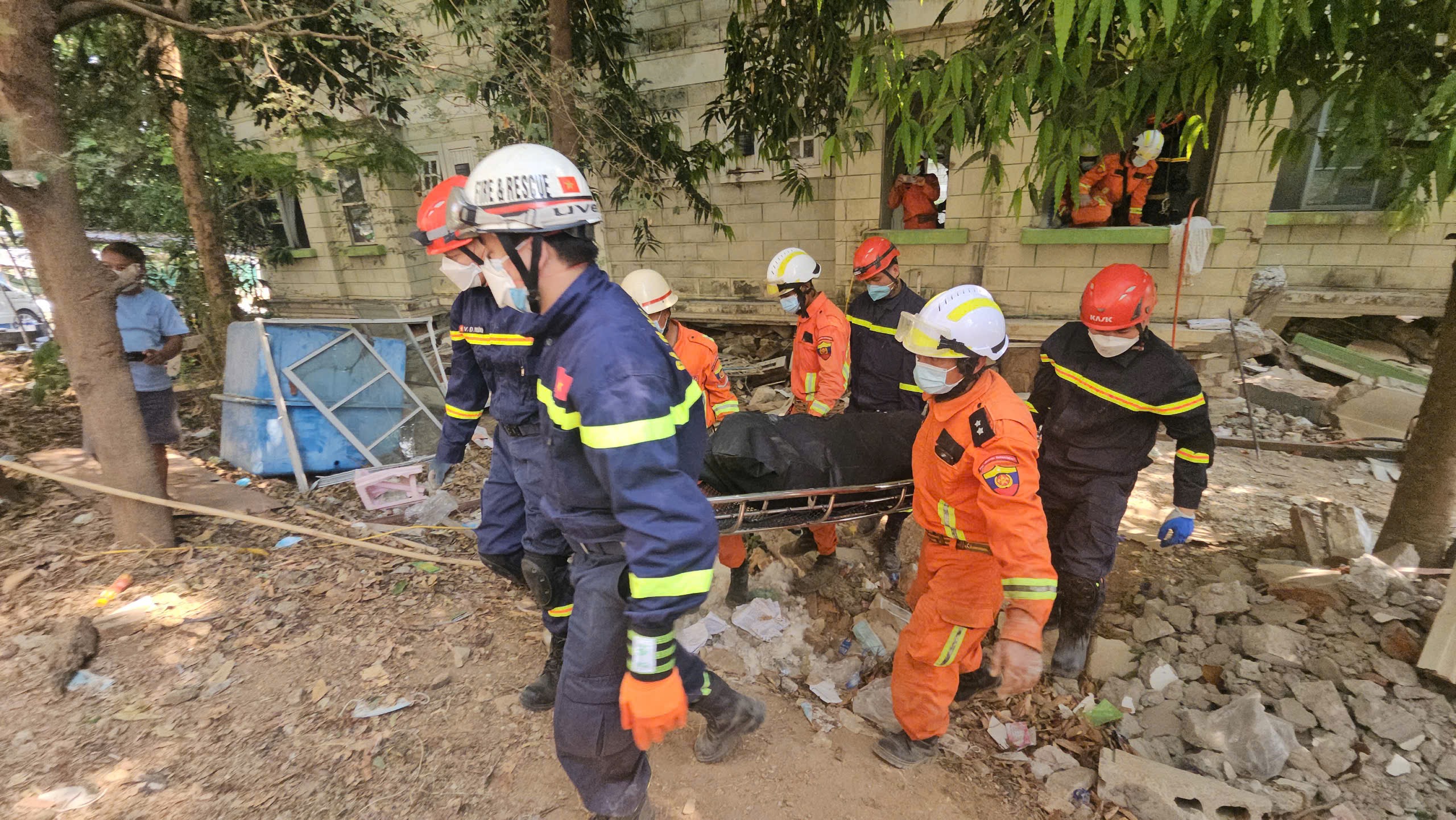 VIDEO: Giây phút xúc động người thân nạn nhân động đất Myanmar cảm tạ Đoàn cứu hộ Việt Nam- Ảnh 1.