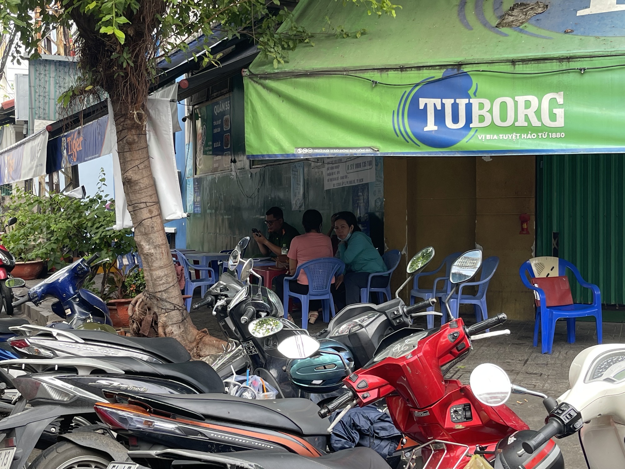 Chủ tịch UBND TP HCM Nguyễn Văn Được đến hiện trường vụ ch&aacute;y ở X&oacute;m Củi- Ảnh 5.