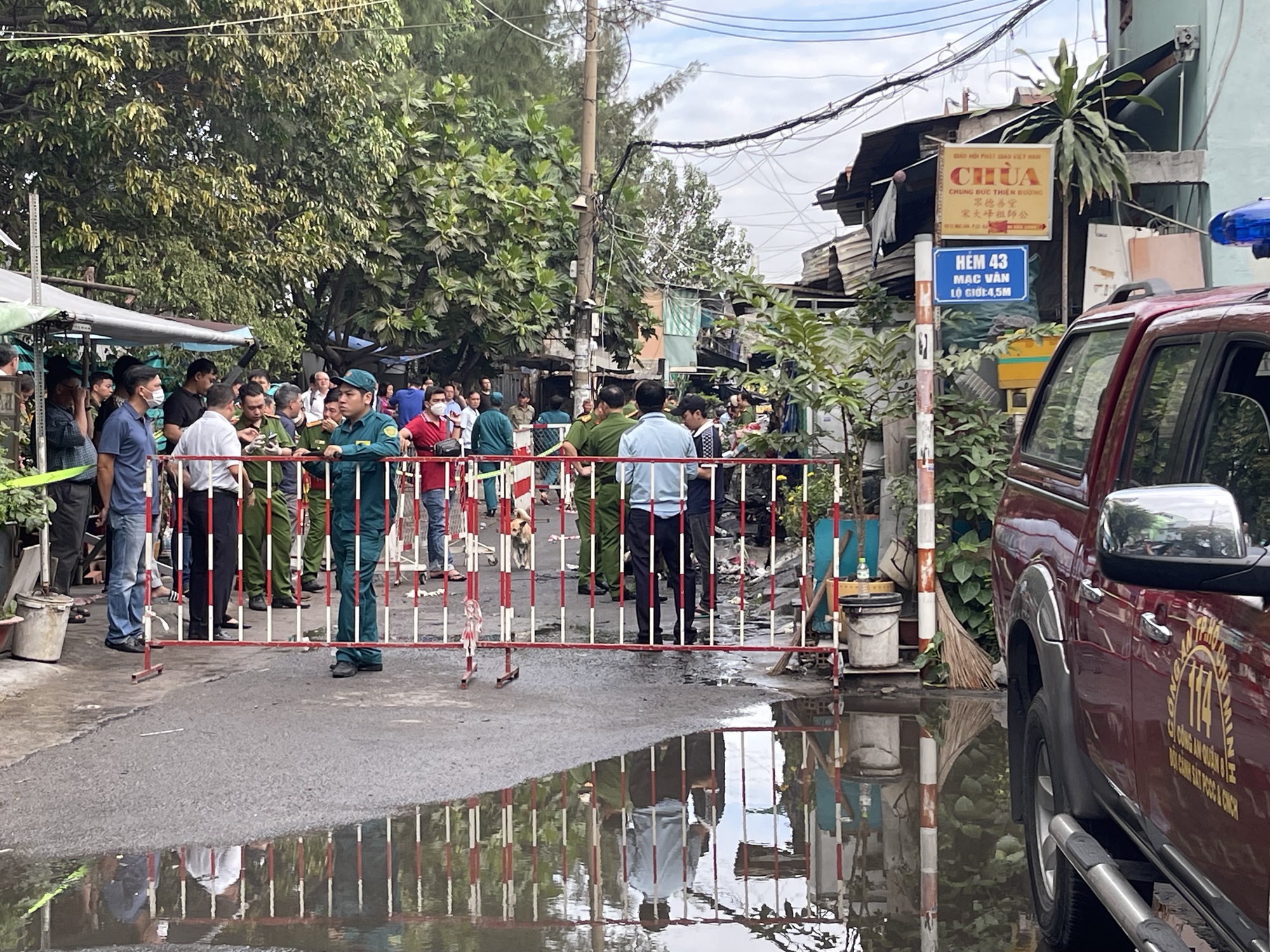 Chủ tịch UBND TP HCM Nguyễn Văn Được đến hiện trường vụ ch&aacute;y ở X&oacute;m Củi- Ảnh 7.