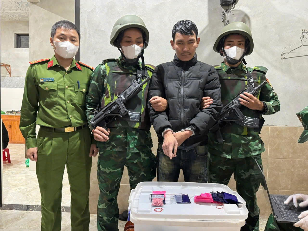 Nam thanh ni&ecirc;n mua một l&uacute;c 600 vi&ecirc;n ma t&uacute;y để... sử dụng- Ảnh 1.