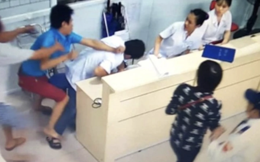 Người nhà bệnh nhân hành hung nữ bác sĩ: Bộ Y tế chỉ đạo làm rõ
