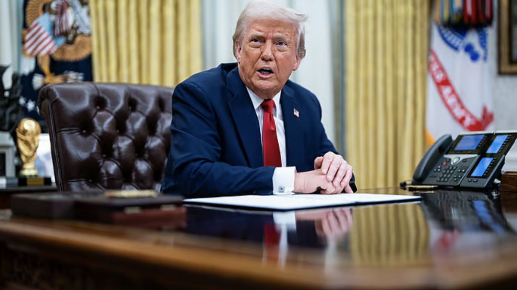 Tổng thống Donald Trump áp thuế đối ứng ồ ạt, chứng khoán châu Á "đỏ lửa", giá vàng phá đỉnh- Ảnh 1.