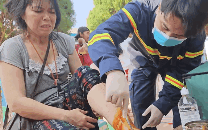 VIDEO: Đoàn cứu hộ Việt Nam dựng lều, khám bệnh cho nạn nhân động đất ở Myanmar