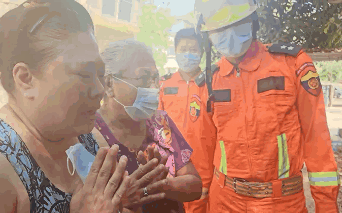 VIDEO: Giây phút xúc động người thân nạn nhân động đất Myanmar cảm tạ Đoàn cứu hộ Việt Nam