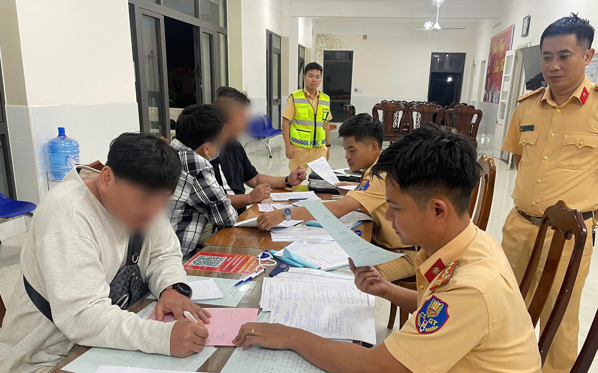 Bất bình với hình ảnh hai người Hàn Quốc “làm xiếc” với mô tô phân khối lớn- Ảnh 2.