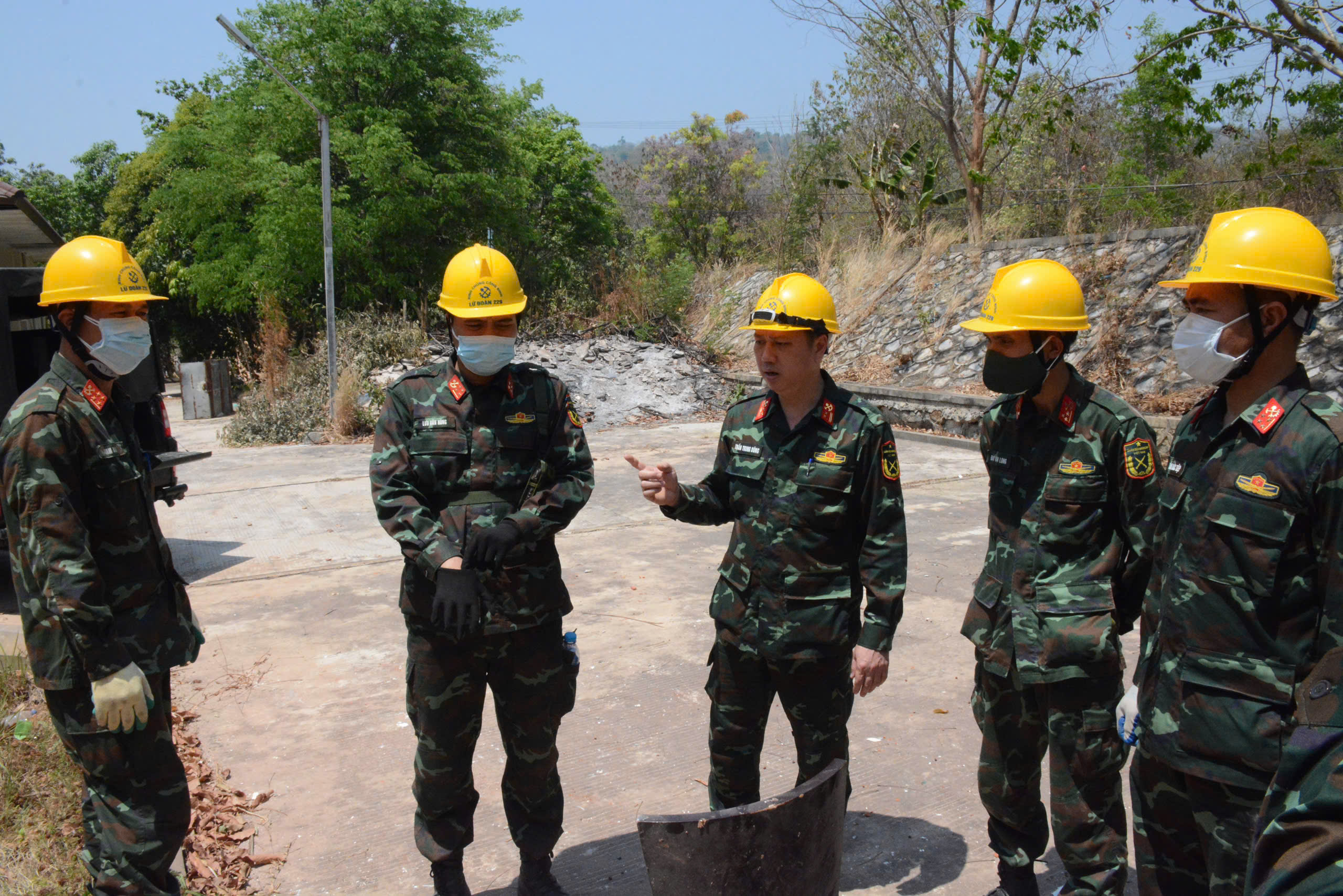VIDEO: Đoàn cứu hộ Việt Nam phối hợp giải cứu nạn nhân còn sống sau động đất Myanmar- Ảnh 2.