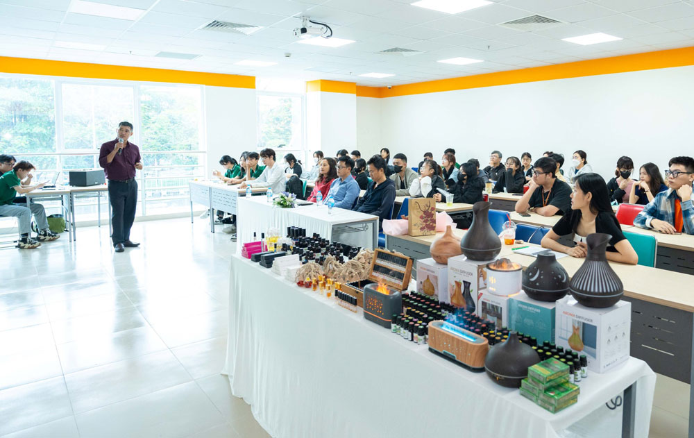 Ông Võ Bửu Lợi, nhà sáng lập Công ty Thủy Mộc Việt, thường tham gia các hoạt động của nhiều viện - trường. Ảnh: AN NA
