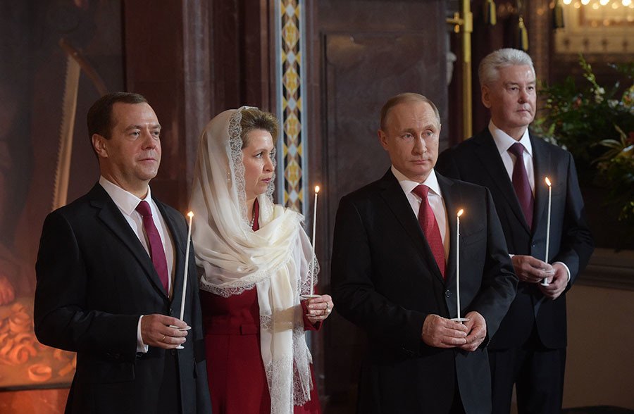 Tổng thống Nga Putin cùng cộng sự tham dự lễ Phục sinh tại thủ đô Moscow ngay sau tuyên bố ngừng bắn. Ảnh: Sputnik