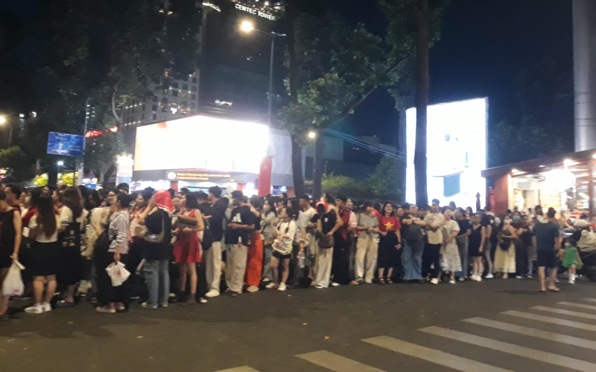 Đông đảo người dân đến xem chương trình "Đất nước trọn niềm vui"