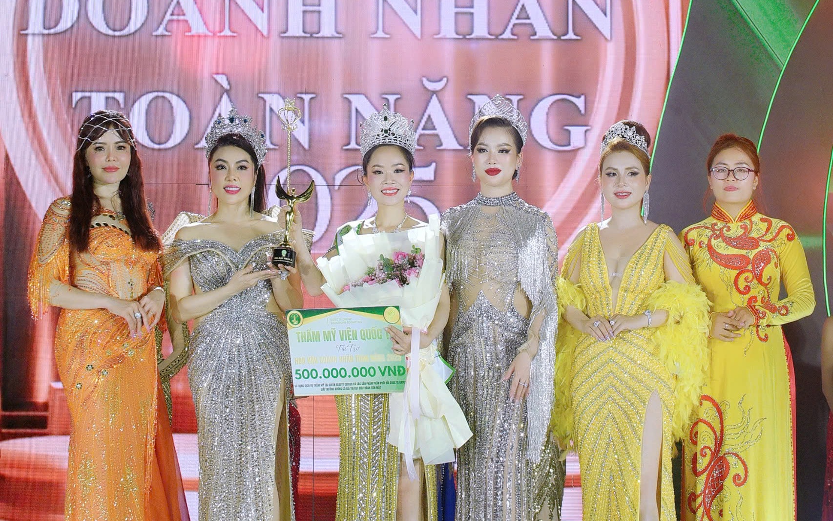 Nữ thạc sĩ sở hữu vòng eo con kiến đăng quang Hoa hậu "Doanh nhân toàn năng" 2025