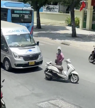 Từ clip g&acirc;y x&ocirc;n xao mạng x&atilde; hội, CSGT TP HCM l&agrave;m việc với t&agrave;i xế xe Ho&agrave;ng Yến v&agrave; 1 phụ nữ- Ảnh 1.
