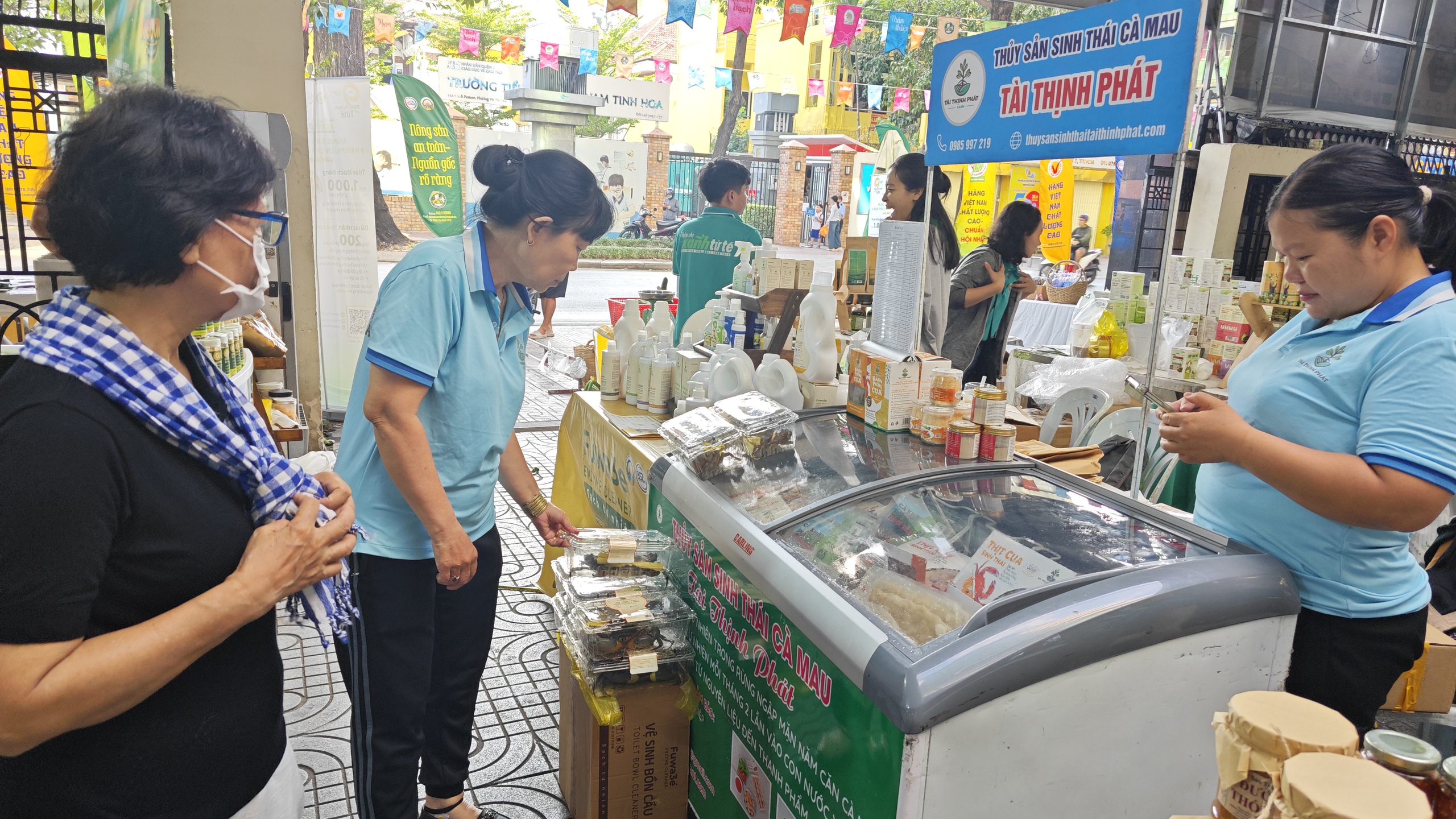 Lo gi&aacute; đỗ ng&acirc;m h&oacute;a chất, người ti&ecirc;u d&ugrave;ng "săn" gi&aacute; ốm, rễ d&agrave;i ở chợ xanh- Ảnh 5.