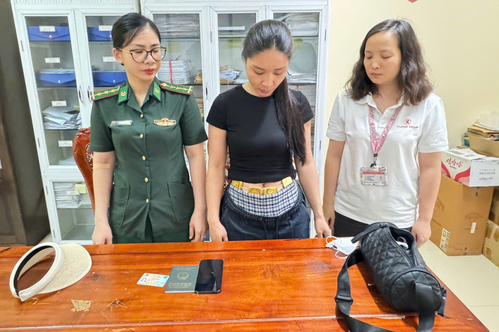 Người phụ nữ quấn 4 kg vàng ở bụng, không khai báo khi qua cửa khẩu quốc tế- Ảnh 1.