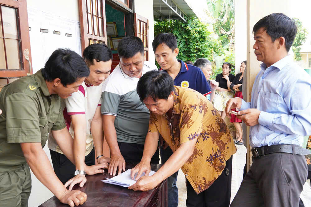 Cử tri Quảng Ngãi bỏ phiếu chọn phương án sáp nhập cấp tỉnh, cấp xã- Ảnh 2.