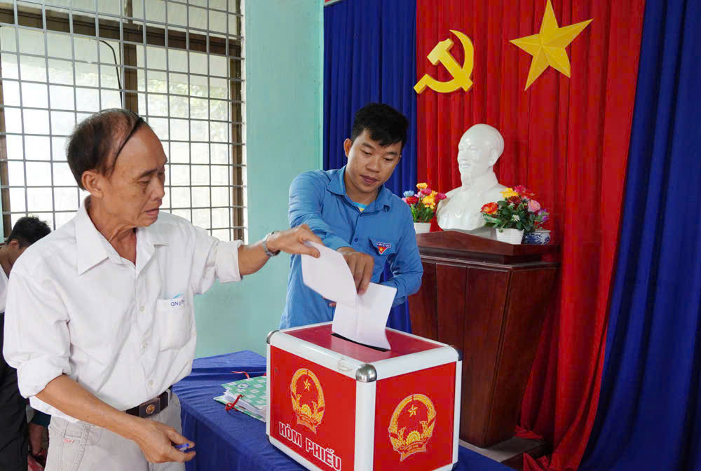 Cử tri Quảng Ngãi bỏ phiếu chọn phương án sáp nhập cấp tỉnh, cấp xã- Ảnh 1.