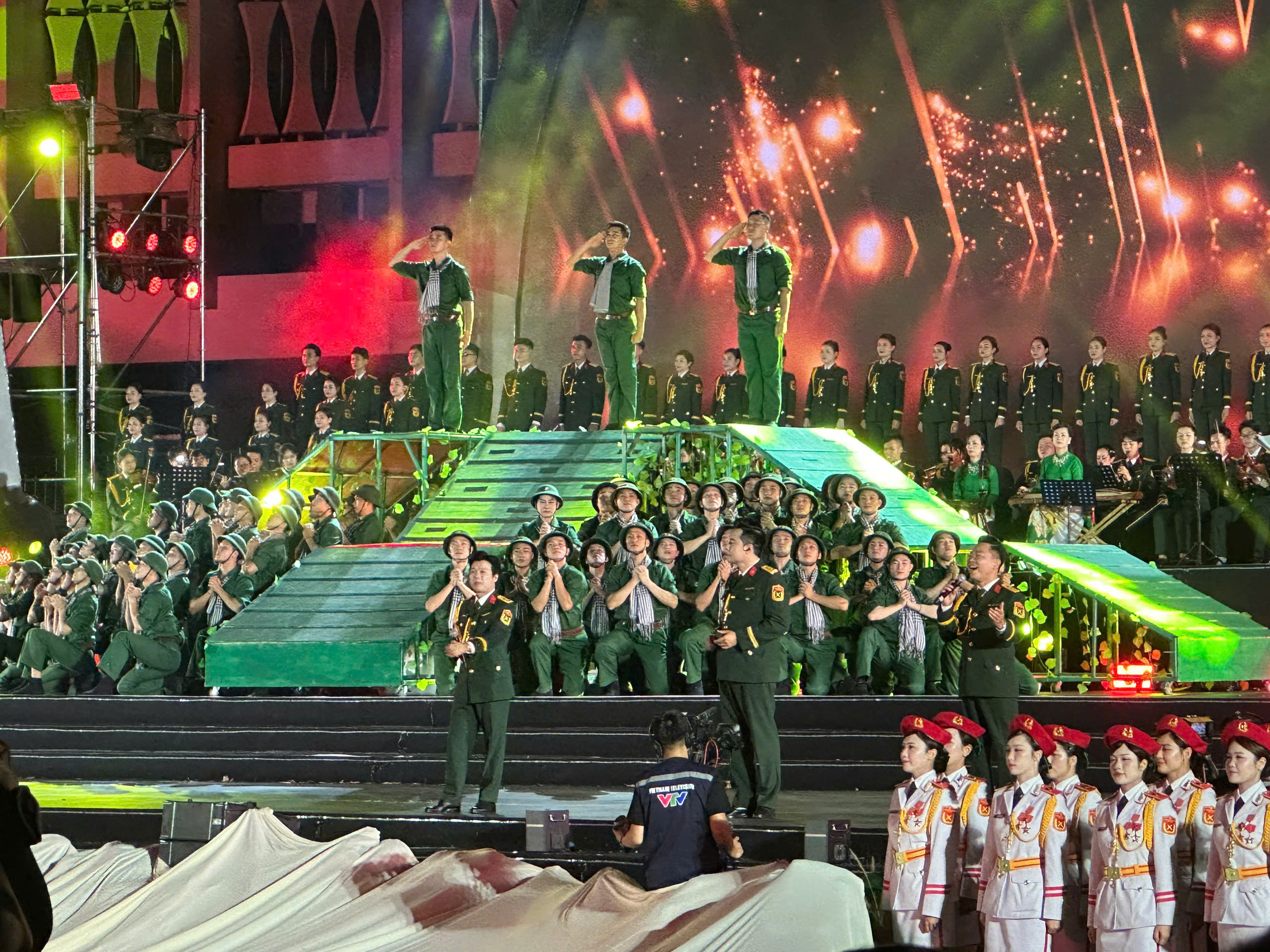 Chương tr&igrave;nh nghệ thuật "Đất nước trọn niềm vui": 
Ấn tượng, ho&agrave;nh tr&aacute;ng- Ảnh 2.