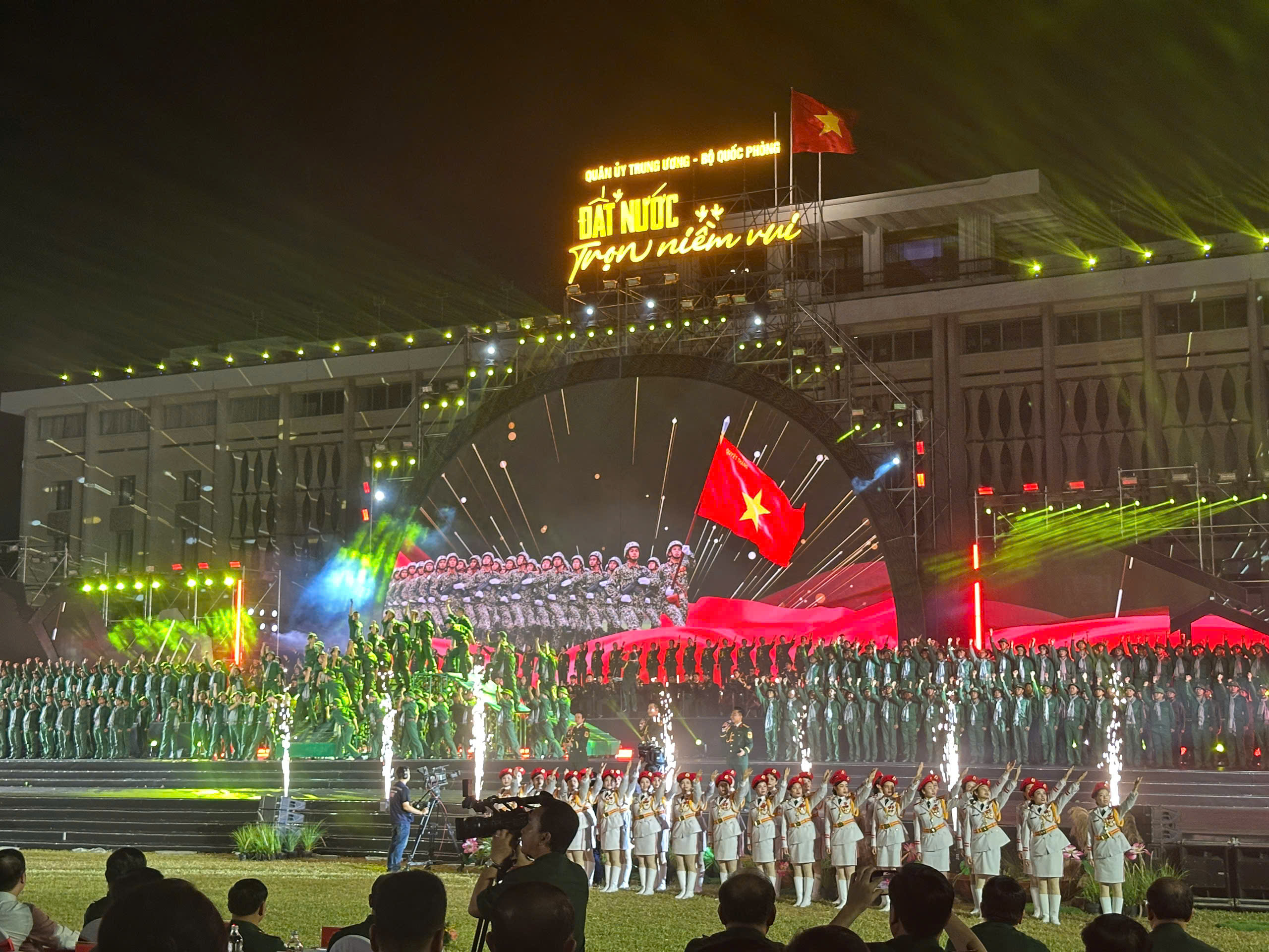 Chương tr&igrave;nh nghệ thuật "Đất nước trọn niềm vui": 
Ấn tượng, ho&agrave;nh tr&aacute;ng- Ảnh 3.