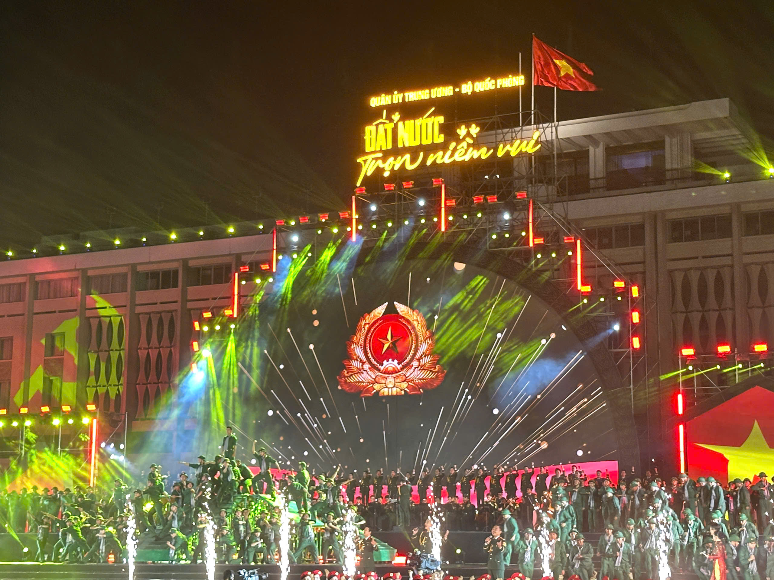 Chương tr&igrave;nh nghệ thuật "Đất nước trọn niềm vui": 
Ấn tượng, ho&agrave;nh tr&aacute;ng- Ảnh 4.