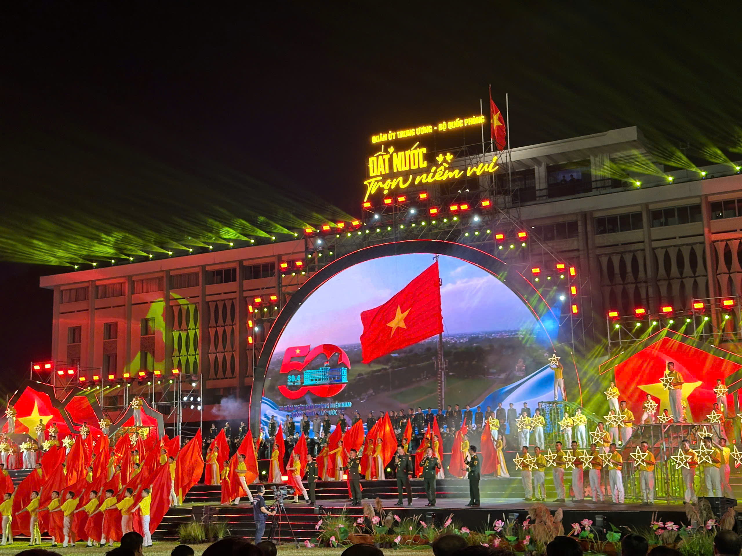 Chương tr&igrave;nh nghệ thuật "Đất nước trọn niềm vui": 
Ấn tượng, ho&agrave;nh tr&aacute;ng- Ảnh 12.