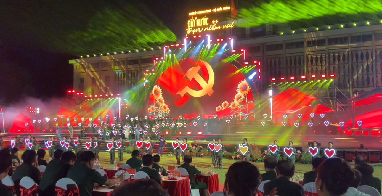 Chương tr&igrave;nh nghệ thuật "Đất nước trọn niềm vui": 
Ấn tượng, ho&agrave;nh tr&aacute;ng- Ảnh 13.