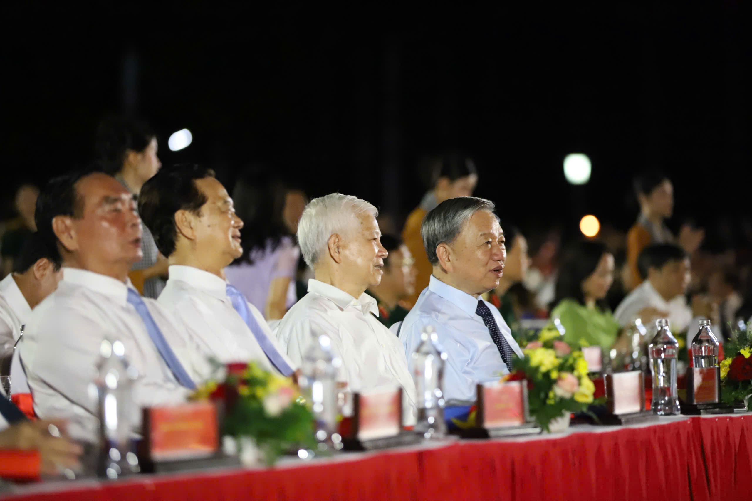 Chương tr&igrave;nh nghệ thuật "Đất nước trọn niềm vui": 
Ấn tượng, ho&agrave;nh tr&aacute;ng- Ảnh 1.