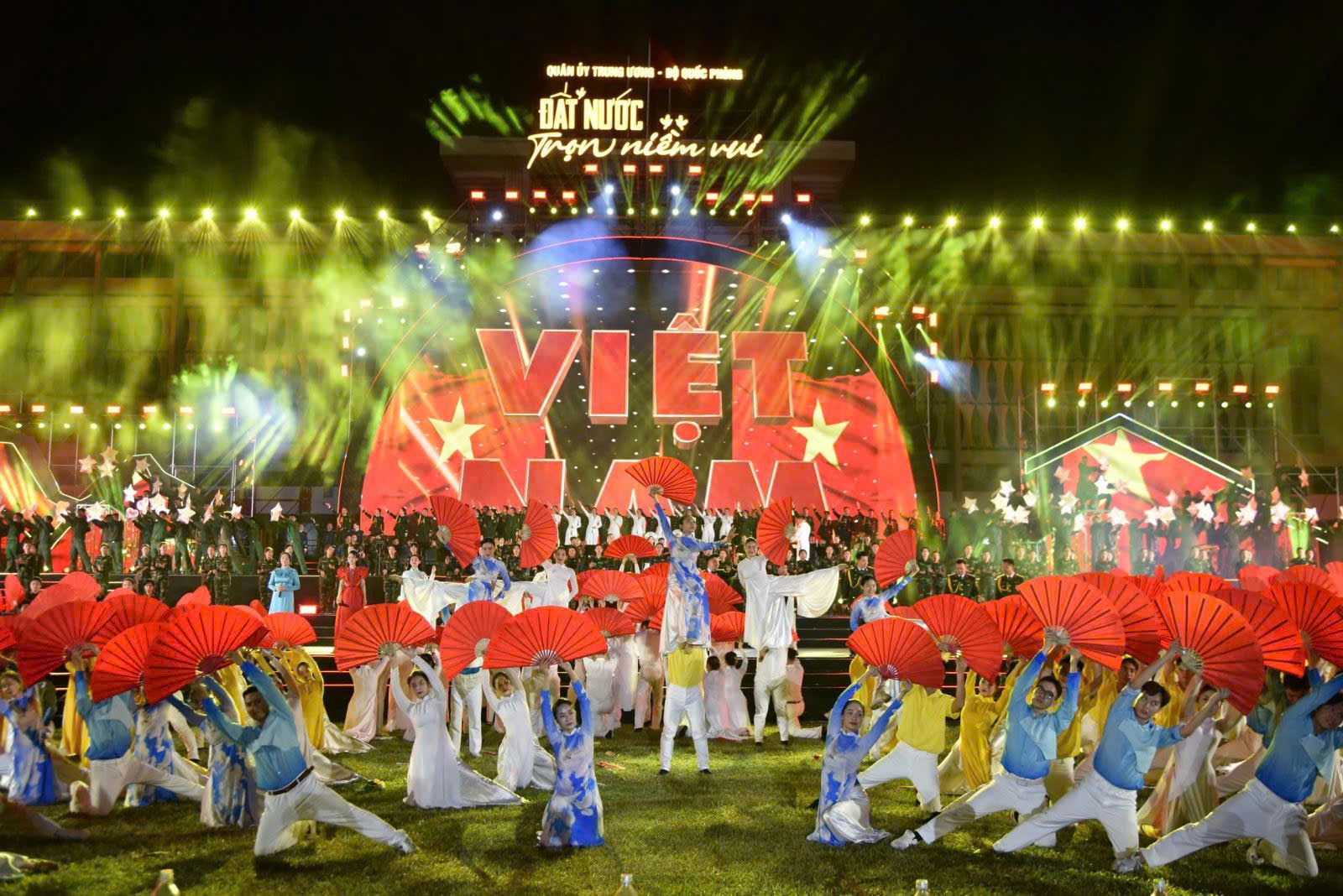 Đông đảo người dân đến xem chương trình "Đất nước trọn niềm vui"- Ảnh 4.