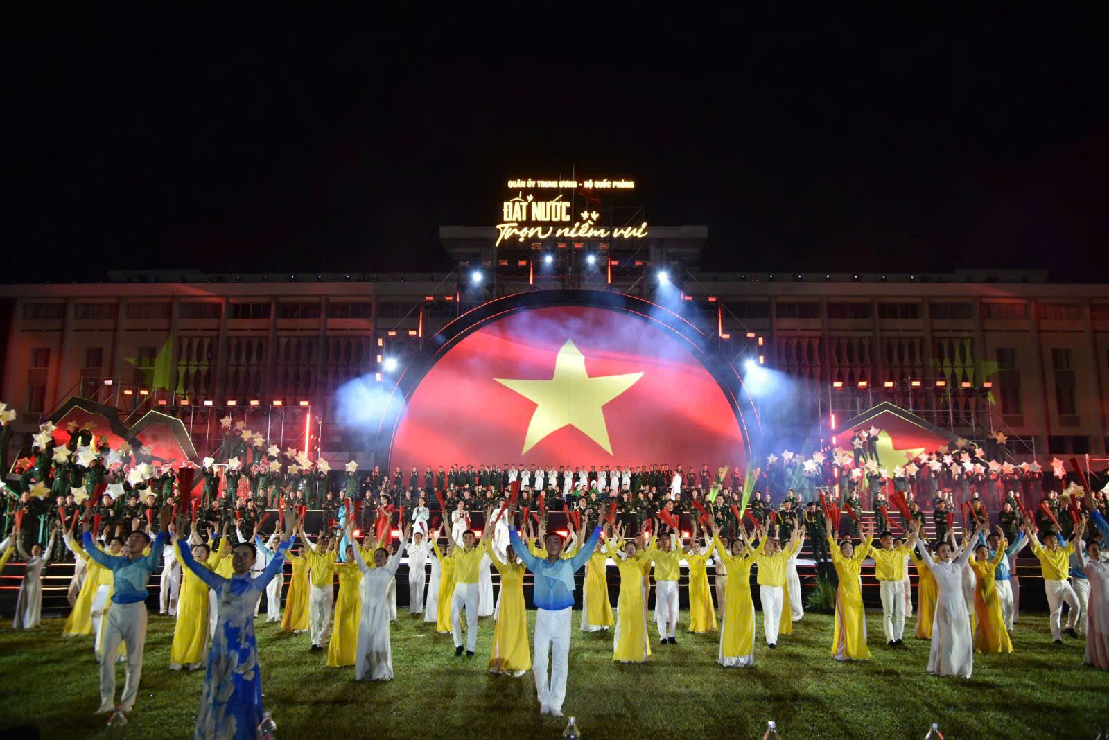 Chương tr&igrave;nh nghệ thuật "Đất nước trọn niềm vui": 
Ấn tượng, ho&agrave;nh tr&aacute;ng- Ảnh 6.