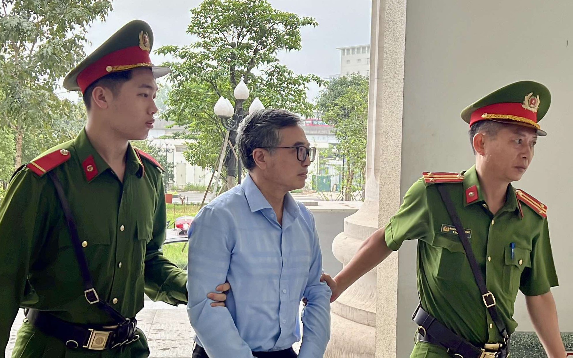 VIDEO: Cựu thứ trưởng Hoàng Quốc Vượng cùng các đồng phạm ra tòa