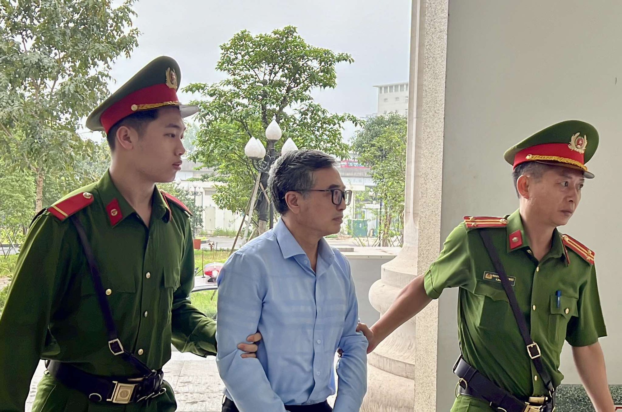VIDEO: Cựu thứ trưởng Ho&agrave;ng Quốc Vượng c&ugrave;ng c&aacute;c đồng phạm ra t&ograve;a- Ảnh 2.